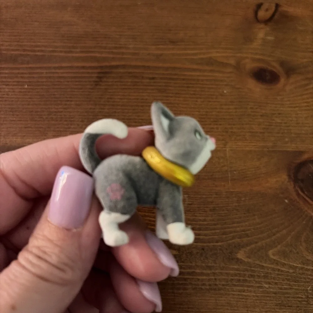 Barbie Pets Series 13 Tuxedo‎ Cat Gold Neck Pillow Mini Flocked Toy Figure